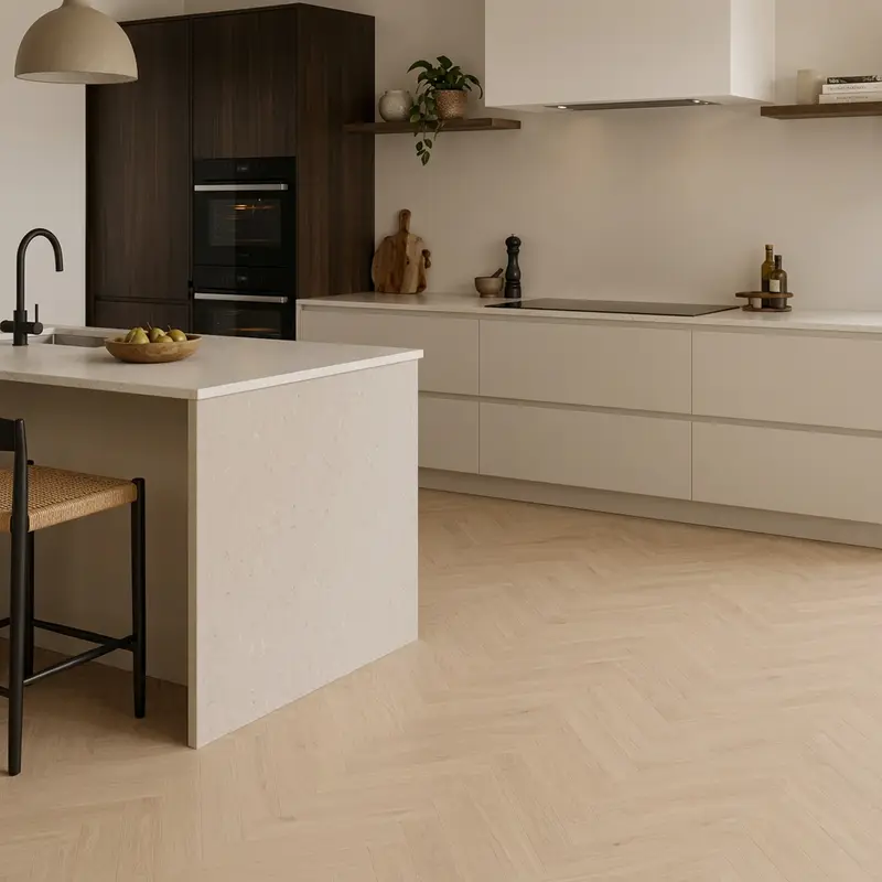 Visgraat in een strakke keuken Strakke keuken met een lichte PVC visgraatvloer