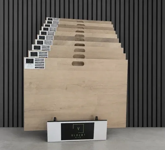VLOERT PVC planken Stalenrek met VLOERT PVC planken in verschillende eikenkleuren